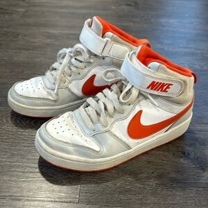 Boys Nike court borough mid